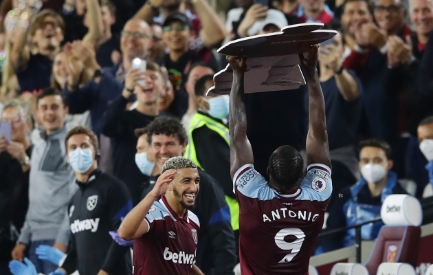 T&auml;na kaks v&auml;ravat l&ouml;&ouml;nud Michail Antonio t&auml;histas v&auml;ravat omaenda pappkujuga. Foto: Scanpix / David Klein / Reuters