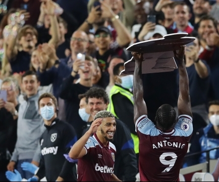 Mannetu Leicester vajus Londonis täielikult kokku ning tõstis Moyesi hoolealused esimeseks