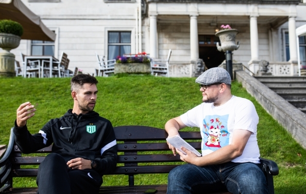 Jürgen Henni intervjuu Soccernet.ee ajakirjanikule Ott Järvelale. Foto: Brit Maria Tael
