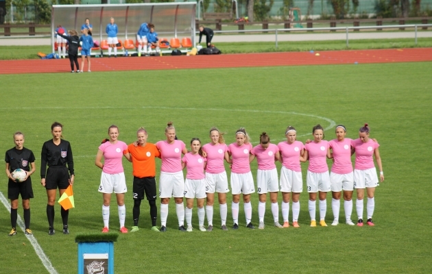 Tammeka naiskond roosades särkides. Foto: Kätriin Järv