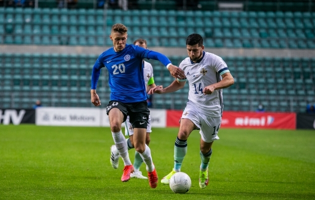 Eesti koondise poolkaitsja Markus Poom v&otilde;itlemas Jordan Jonesiga. Foto: Brit Maria Tael