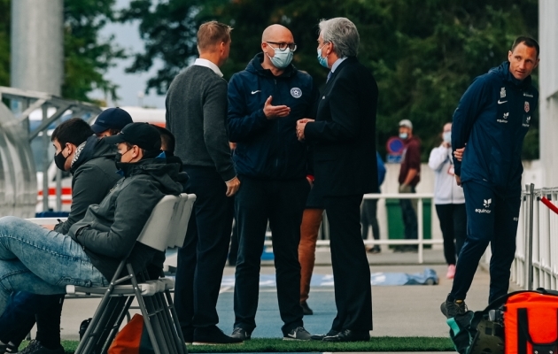 Norra peatreener Leif Gunnar Smerud, EJL-i poolne mängukorraldaja Kert Küttis ja UEFA delegaat John Taylor diskuteerimas. Foto: Liisi Troska / jalgpall.ee