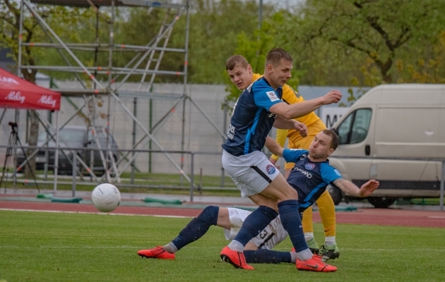 VAATA JÄRELE: Kuressaare kuum seeria katkes Narvas, aga hiline penalti päästis neile punkti