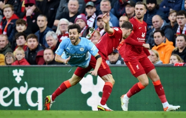 James Milner tegi Bernardo Silvale ilmselge kollase kaardi v&auml;&auml;rilise vea. Kohtunik aga nii ei arvanud. Foto: Scanpix / Peter Powell / Reuters