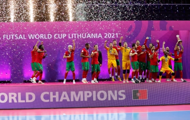 Portugali saalijalgpallikoondis võitu tähistamas. Foto: Scanpix / Toms Kalnins / EPA