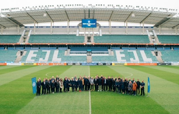 FIFA president Gianni Infantino ühispildil EJL-i töötajatega. Foto: Jana Pipar / jalgpall.ee