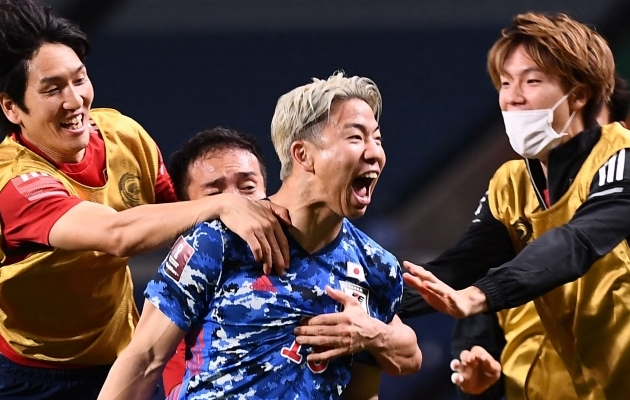 Jaapani koondislane Takuma Asano (keskel) koos kaaslastega Austraalia vastu võetud 2:1 võidu üle rõõmustamas. Foto: Scanpix / AFP / Charly Triballeau
