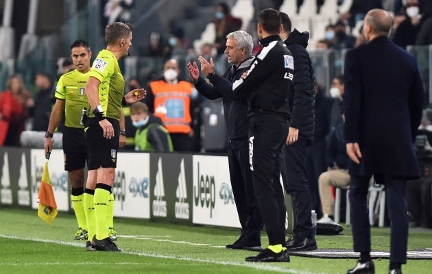 Daniele Orsato selgitab otsust Jose Mourinhole. Foto: Scanpix / Massimo Pinca / Reuters