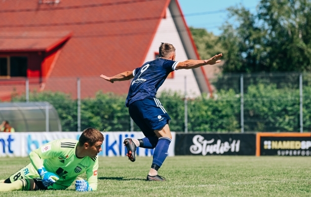 Maardu legend Vitali Gussev tõmbas tumesinise särgi selga ka sel hooajal. Foto: Liisi Troska / jalgpall.ee
