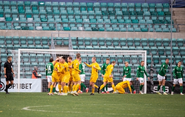 FC Kuressaare mängijad õnnitlevad 2:2 värava löönud Otto-Robert Lippu. Foto: Jana Pipar / jalgpall.ee