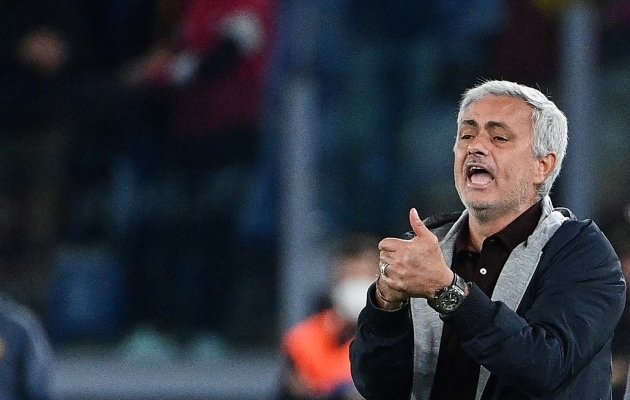 Jose Mourinho teenis punase kaardi, kui tema võistkond Roma murdis Napoli võiduseeria. Foto: Scanpix / Vincenzo Pinto / AFP