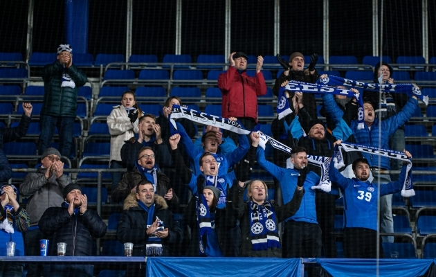 Ja fännid tänamas meeskonda! Foto: Jana Pipar / jalgpall.ee