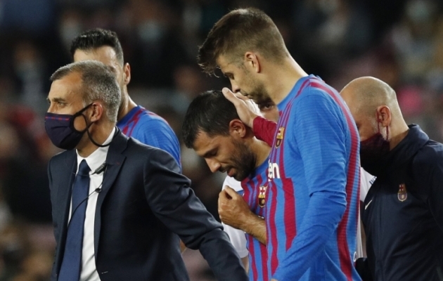 Barcelona keskkaitsja Gerard Pique ja klubi meditsiiniline personal talutavad Sergio Agüerot väljakult ära. Ülisuure tõenäosusega jäigi oktoobri lõpus Alavesiga peetud kohtumine argentiinlase karjääri viimaseks. Foto: Scanpix / Albert Gea / Reuters