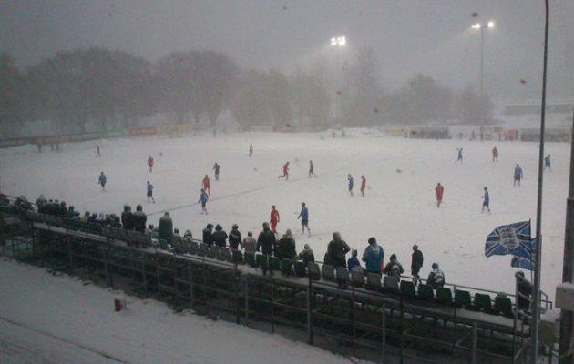 2012. aasta 26. oktoobril Sportland Arenal toimunud Eesti - Wales U17 EM-valikmäng, mis lumesaju tõttu katkestati. Foto: Ott Järvela