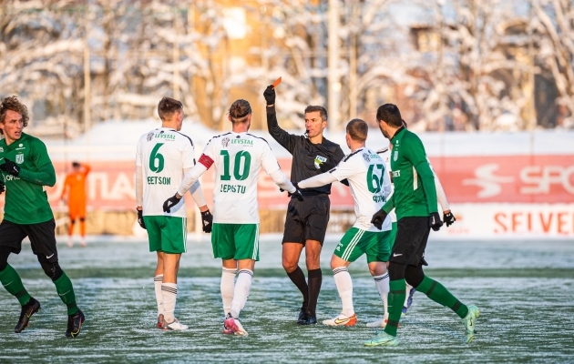71. minutil jäi FCI Levadia Rasmus Peetsoni eemaldamise tõttu arvulisse vähemusse. Foto: Jana Pipar / jalgpall.ee