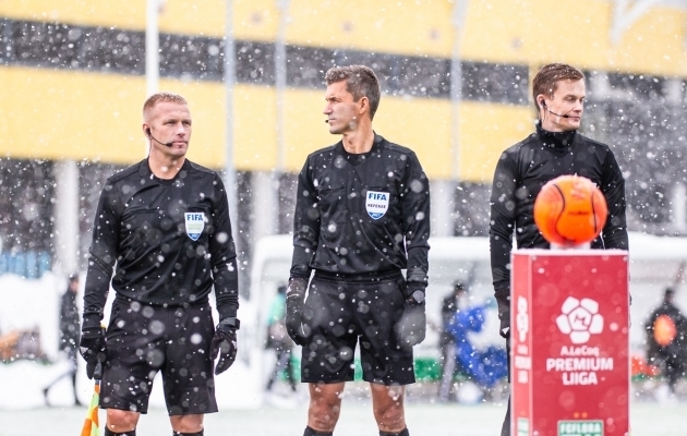 Kristo Tohver (keskel) pühapäevasel Tallinna derbil. Foto: Jana Pipar / jalgpall.ee