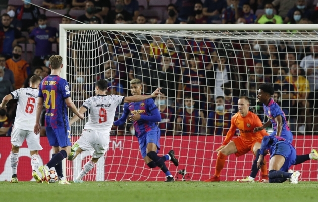 Robert Lewandowski palli Barcelona võrku löömas esimeses mängus, mille Bayern 3:0 võitis. Foto: Scanpix / Albert Gea / Reuters