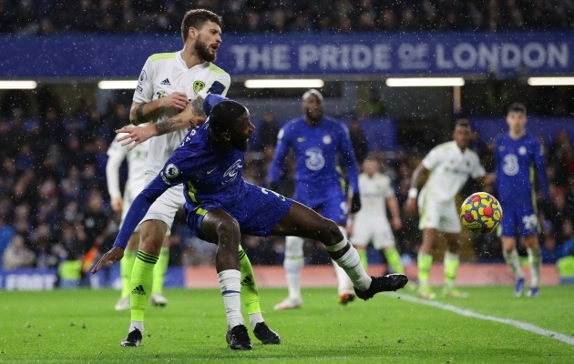 Leedsi noor vahetusmees skooris esimese puutega, kuid Rüdigeri teenitud penaltid andsid võidu Chelseale