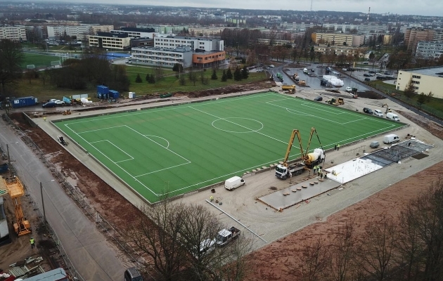 Selle väljaku kohal peaks praegu püsti olema Tartu jalgpallihall, aga mida pole, seda pole. Foto: Tartu Sport / Facebook