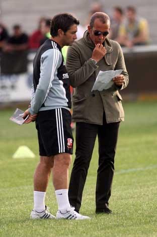 Inglismaal t&ouml;&ouml;tas mees Paolo Di Canio (paremal) abimehena. Foto: erakogu