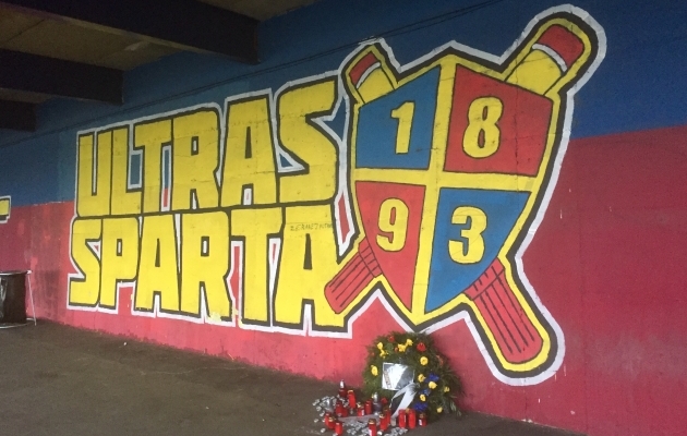 Seinamaaling Letna staadioni kangialuses, mille ette on asetatud pärg (ilmselt fännirühmituse lahkunud liikme mälestuseks). Foto: Ott Järvela
