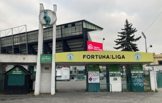 Praha Bohemiansi koduks oleva Doliceki staadioni peasissekäik. Posti otsas on klubi vapp, mida ehib roheline känguru. Foto: Ott Järvela