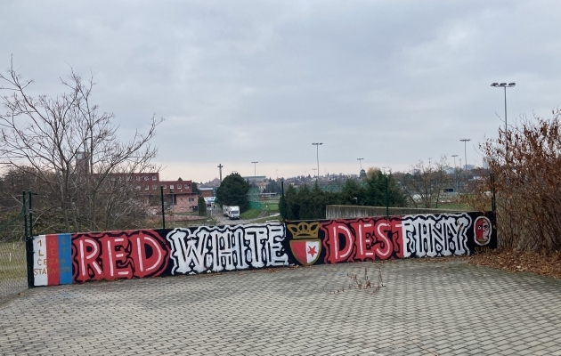 Seinu, kuhu maalinguid kanda, Praha Slavia staadioni küljes napib. Seetõttu on kasutusele võetud ka väiksemad käepärased pinnad. Foto: Ott Järvela