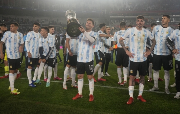 Argentina koondise kapten Lionel Messi Copa America karikaga. Foto: Scanpix / Reuters / Natacha Pisarenko
