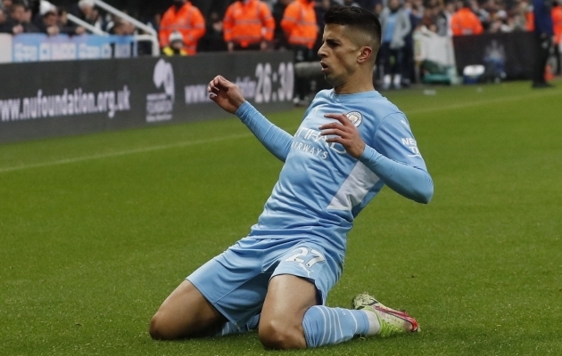 Neli argpüksi tungisid Manchester City äärekaitsja koju ja ründasid mängijat