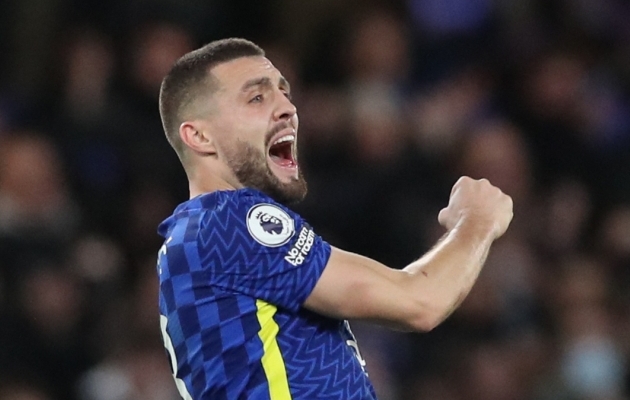 Chelsea poolkaitsja Mateo Kovacic t&auml;histamas kaunist ja meisterlikku v&auml;ravat. Foto: Scanpix / Reuters / Peter Cziborra