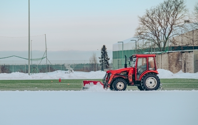 Traktor puhastamas Fama kunstmurustaadionit. Foto: Liisi Troska / jalgpall.ee