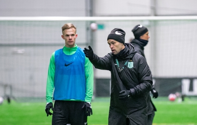 FC Flora peatreener Jürgen Henn jagab juhtnööre meeskonna värskele täiendusele, ründajale Tristan Koskorile. Foto: Janek Eslon