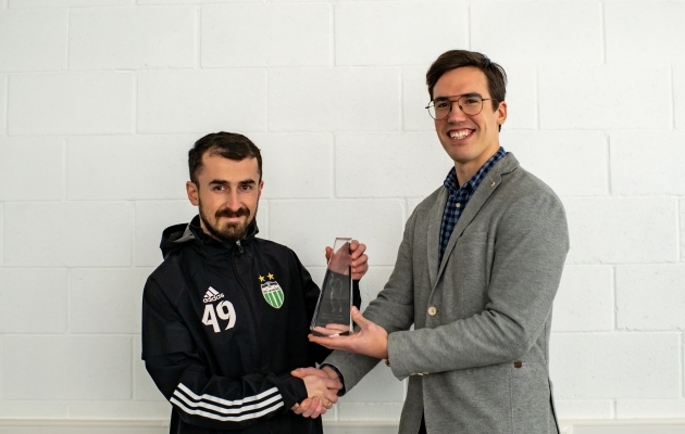 Zakaria Beglarišvili sai möödunud hooaja fännide lemmiku auhinna kätte Soccernet.ee peatoimetajalt Kasper Elissaarelt. Foto: Liisi Troska