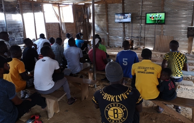 Vigane telekas, kõrvulukustav heli ja riisiroad ehk kuidas Ghanas kohalikega jalgpalli vaadata