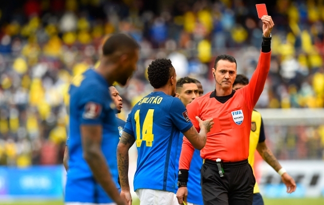Columbia kohtunik Wilmar Roldon näitas mängu jooksul punast kaarti neli korda, millest pooled ta tühistas. Foto: Scanpix / Rodrigo Buendia / AFP
