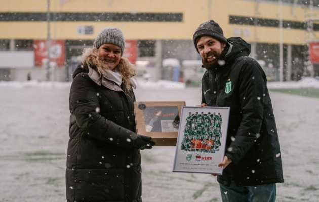 Selveri &auml;rikliendi m&uuml;&uuml;gijuht Kristel Kauts ja FC Flora president Pelle Pohlak. Foto: FC Flora