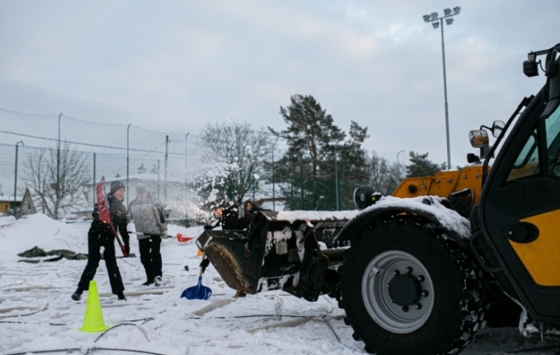 Männiku staadionil koristasid lund kolm traktorit. Foto: Brit Maria Tael