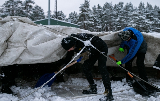 End juba üles kruttinud jalgpallihalli alla jäänud lumesoolika väljakoukimine nõudis kõvasti rabamist. Foto: Brit Maria Tael