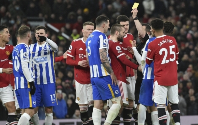 Inglismaa vutiliit uurib kohtunikuga raksu läinud Unitedi mängijate käitumist