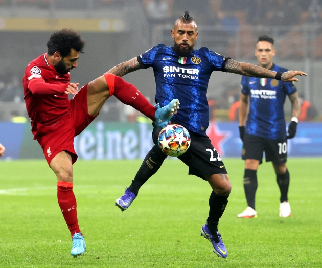 Arturo Vidal v&otilde;itluses Mo Salah'ga. Foto: Scanpix / EPA / Matteo Bazzi
