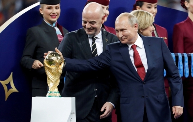 FIFA president Gianni Infantino ja Venemaa president Vladimir Putin 2018. aasta MM-finaalturniiri finaalkohtumise autasustamisel. Foto: Scanpix / Reuters / Damir Sagolj