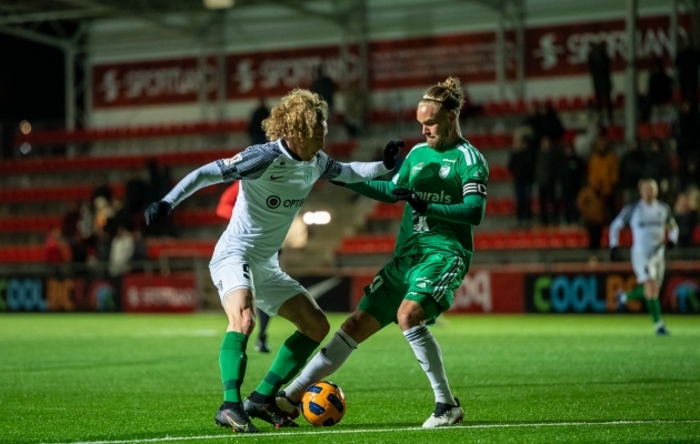 FC Flora ääreründaja Rauno Alliku ja FCI Levadia poolkaitsja Brent Lepistu madistamine superkarikafinaalis. Foto: Liisi Troska / jalgpall.ee