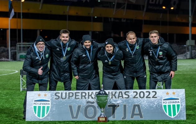 Levadia peatreenerid Marko Savic ja Vladimir Vassiljev (keskmised) oma abilistega. Foto: Liisi Troska / jalgpall.ee