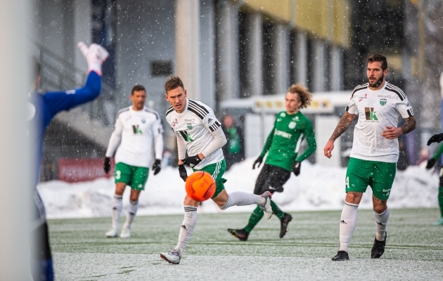 Rasmus Peetson m&ouml;&ouml;dunud hooaja viimases m&auml;ngus Tallinna Flora vastu. Foto: Jana Pipar / jalgpall.ee