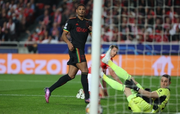 Esimeses vastasseisus sai Sebastien Haller oma nimele kaks v&auml;ravat. Foto: Scanpix / Rodrigo Antunes / Reuters