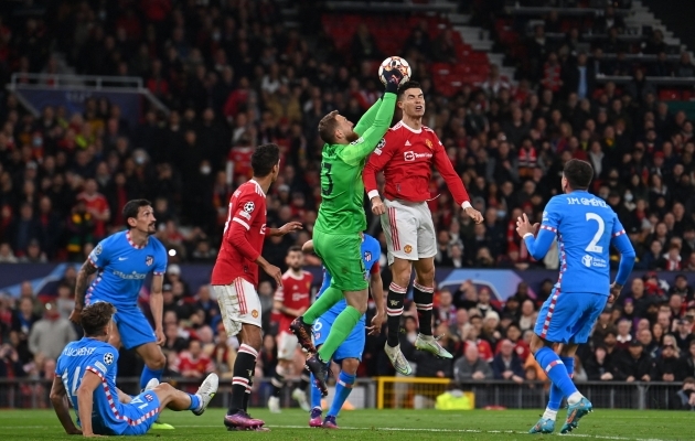 Jan Oblak noppimas palli Cristiano Ronaldo pea eest. Foto: Scanpix / Paul Ellis / AFP