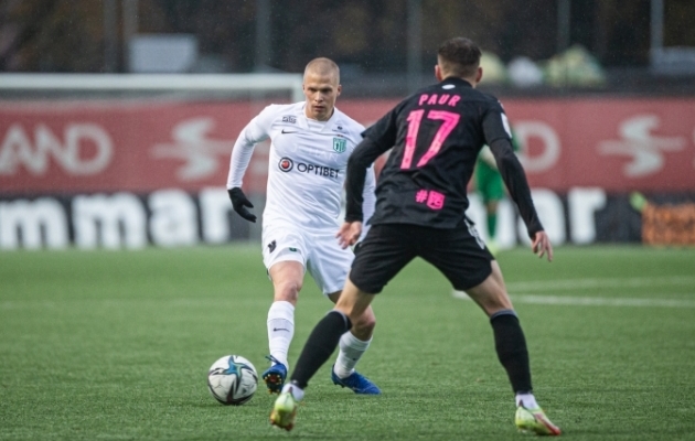 FC Flora &auml;&auml;rer&uuml;ndaja Henrik Ojamaa vastamisi N&otilde;mme Kalju kolleegi Kaspar Pauriga. Foto: Jana Pipa / jalgpall.ee