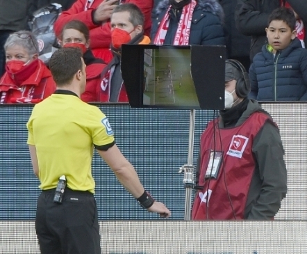 Kell valetas, video päästis: isepäine tehnika ajas kohtuniku Bundesligas segadusse  (Stuttgartile ja Herthale tähtis võit) 