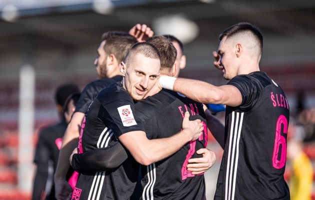 N&otilde;mme Kalju &auml;&auml;repoolkaitsja Pavel Marin (pildil vasakul) r&otilde;&otilde;mustamas koos meskonnakaaslastega j&auml;rjekordse &otilde;nnestumise j&auml;rel. Foto: Jana Pipar / jalgpall.ee