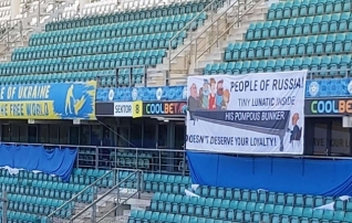 Putini-vastane Eesti fännide plakat tuli UEFA nõudmisel staadionilt eemaldada